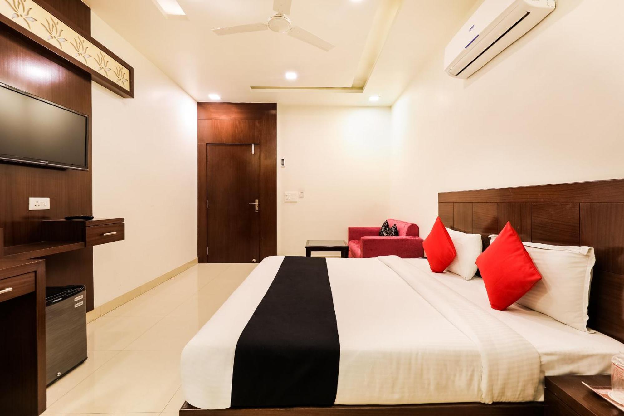 Super Townhouse Lalghati Near Airport Bhopal Eksteriør bilde
