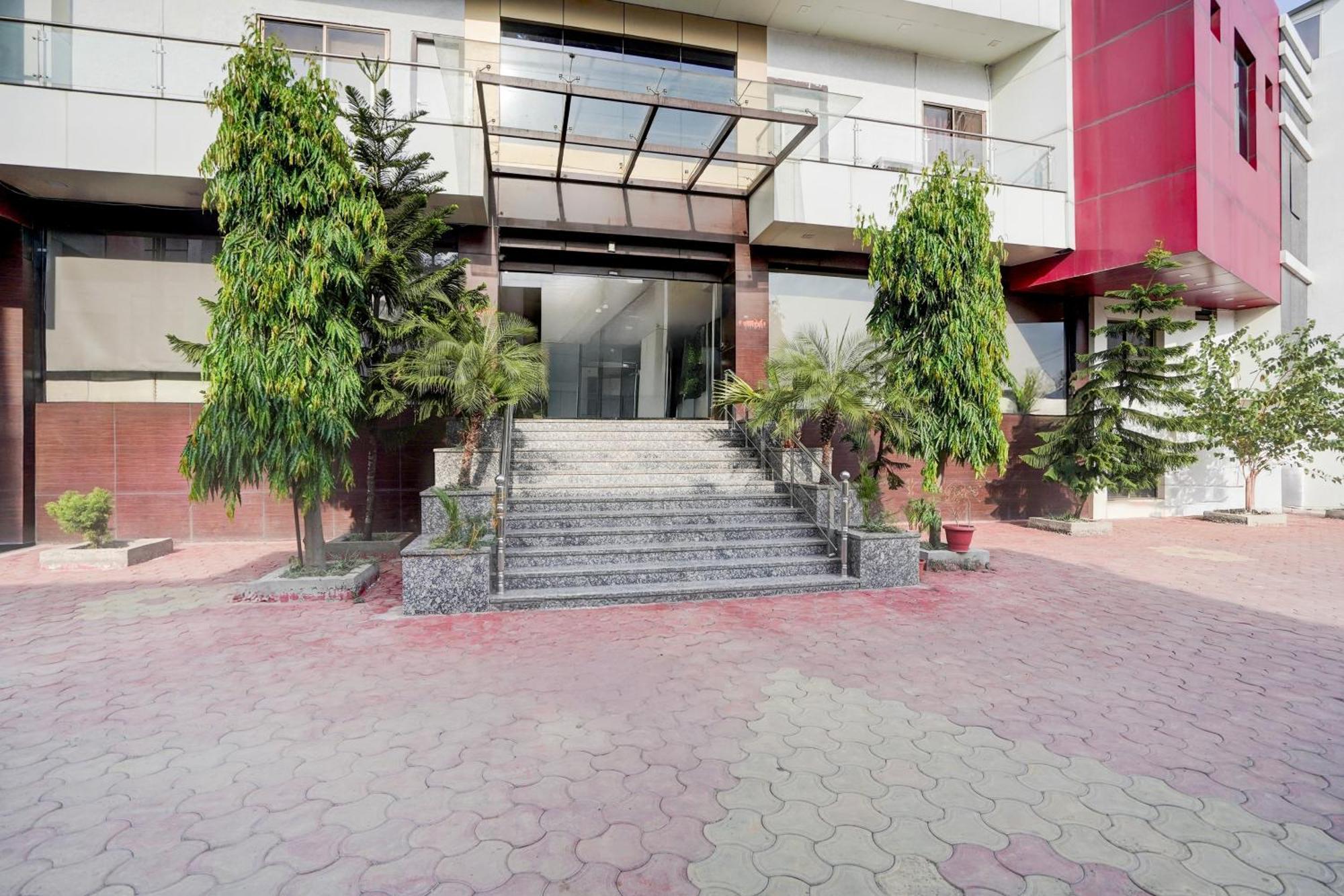 Super Townhouse Lalghati Near Airport Bhopal Eksteriør bilde